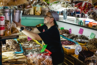 Chef Napol (Joe) explorando produtos conservados do Sul da Tailândia em Bangkok